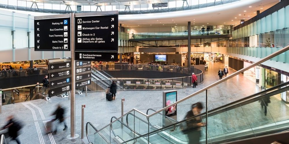 Am Flughafen Zürich treffen jeden Tag neue Waren für die Shops im Airport Center ein (l.). (Fotos: Flughafen Zürich) 