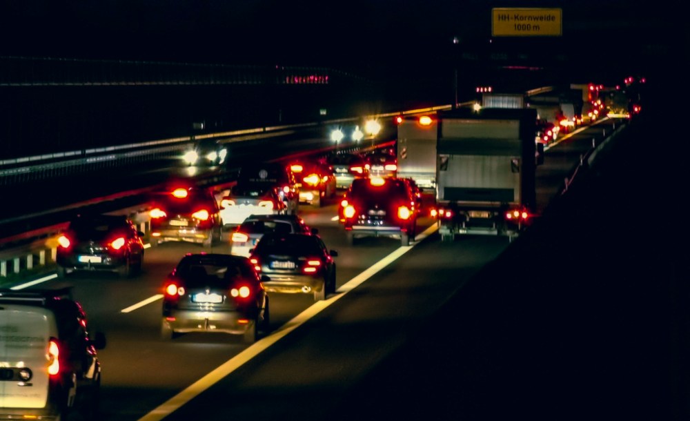 Steht der Lkw im Stau, ermöglicht eine neue Funktion im Zeitfenstermanagementsystem SLOT von Cargoclix eine automatische Verschiebung des Zeitfensters (Foto: unsplash/MK13)